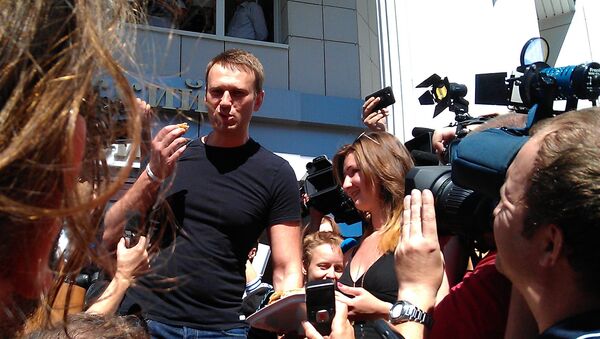 Алексей Навальный около здания суда в Кирове