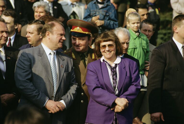 Лидер КПРФ Геннадий Зюганов и летчик-космонавт Светлана Савицкая во время парада на Красной площади