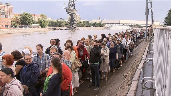 Тысячи москвичей стояли под дождем в очереди к кресту Андрея Первозванного