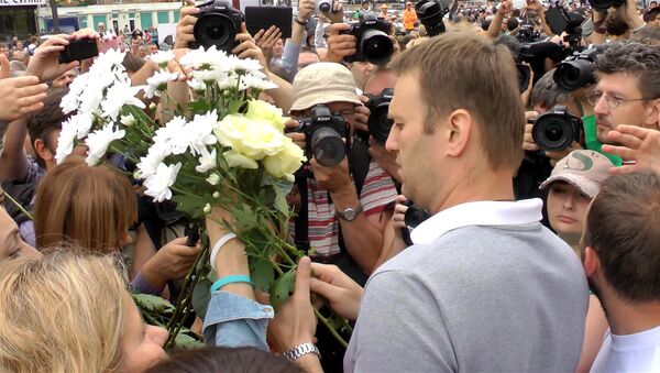 Навального в Москве встречали бойцы ОМОНа и сторонники с цветами