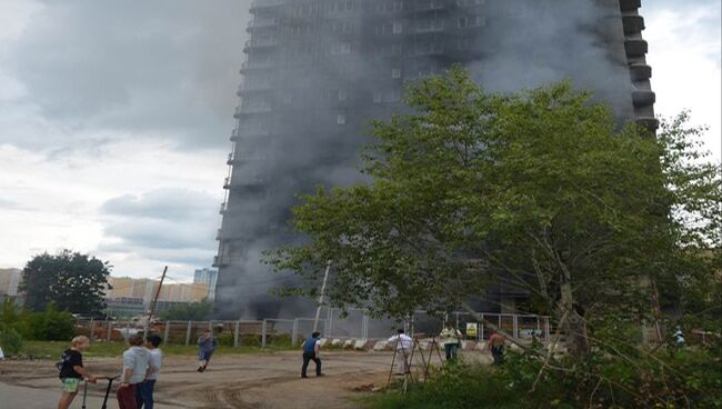 Стройматериалы загорелись в нежилом доме на Мичуринском проспекте