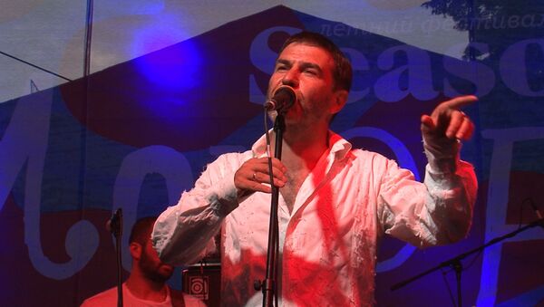 Гришковец и грузинские музыканты пели под дождем на фестивале More Amore