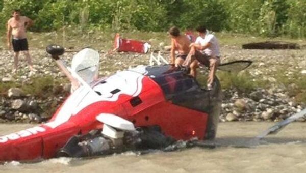 Частный вертолет жестко сел в реку на Кубани