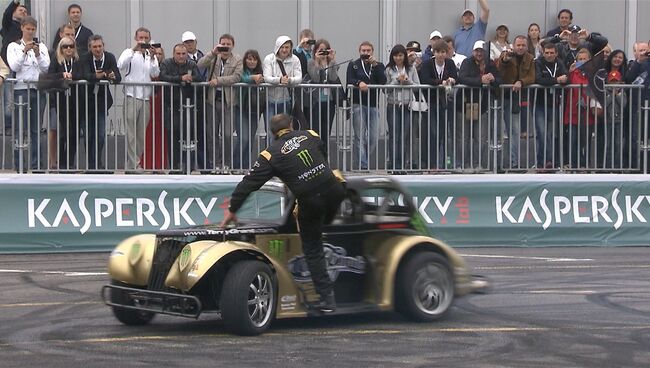 Вальсирующие спорткары и трюки гонщиков на Moscow City Racing