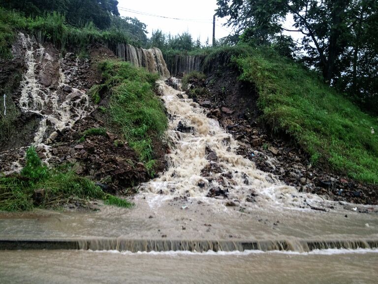 Потоки воды у одной из дорог во Владивостоке