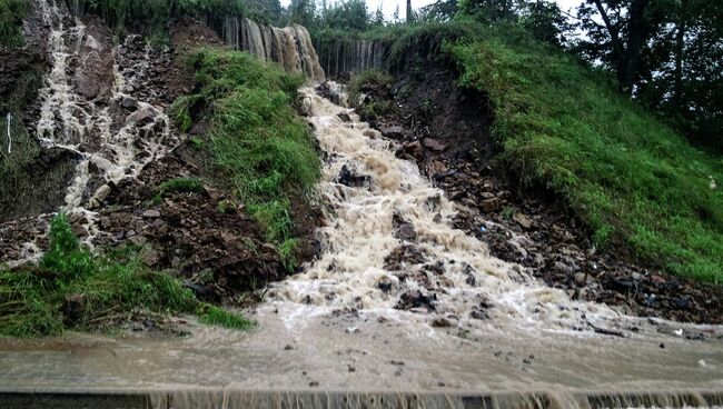 Потоки воды у одной из дорог во Владивостоке