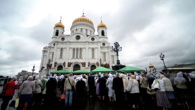 Очередь верующих к кресту апостола Андрея Первозванного