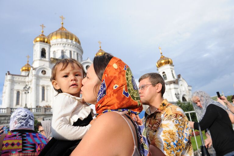 Очередь верующих к кресту апостола Андрея Первозванного