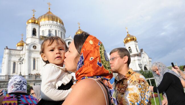 Очередь верующих к кресту апостола Андрея Первозванного