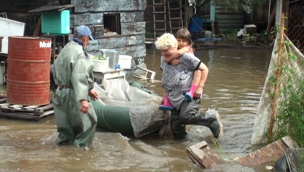 Жители частного сектора во Владивостоке ходят дома по колено в воде