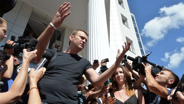 Оппозиционер, кандидат в мэры Москвы Алексей Навальный после заседания суда об изменении меры пресечения у здания Кировского областного суда