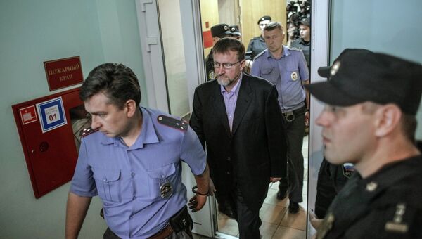 Бывший губернатор Тульской области Вячеслав Дудка покидает зал заседаний Советского суда города Тулы после вынесения приговора.
