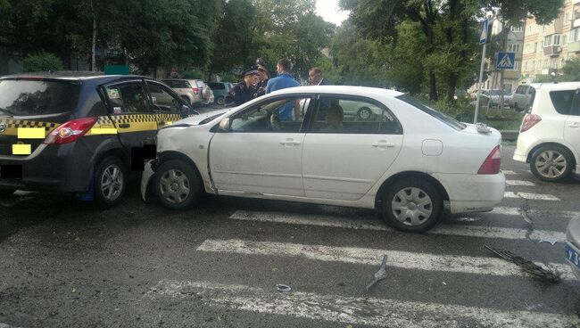 Три человека госпитализированы после ДТП на перекрестке в Приморье