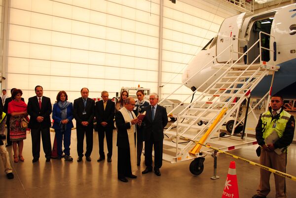 Первый самолет SSJ-100 прибыл в Мексику. Самолет был освящен. Первый самолет SSJ-100 прибыл в Мексику. Самолет был освящен.