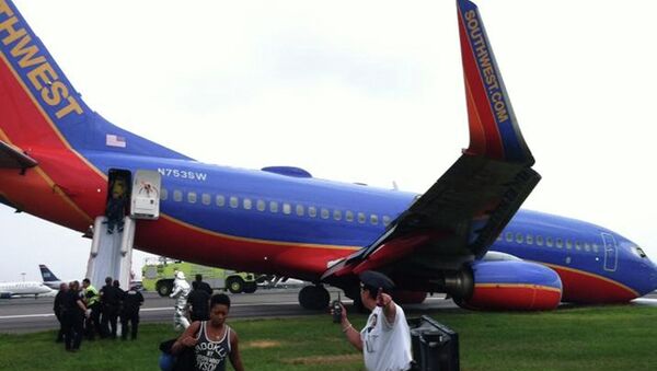 Самолет Boeing 737, совершивший жесткую посадку в нью-йоркском аэропорту Ла Гуардиа, США