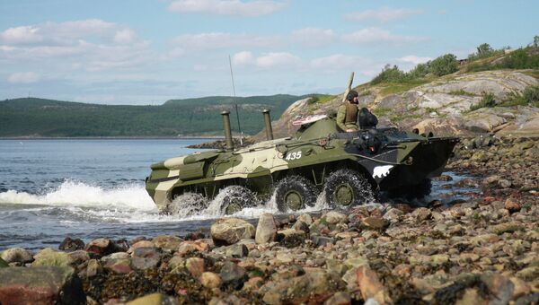 Морские пехотинцы СФ учатся вождению боевой техники на воде