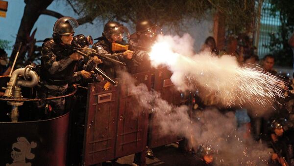 Полиция пытается усмирить демонстрантов в Рио-де-Жанейро