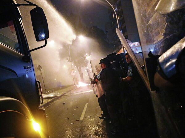 Полиция борется с демонстрантами в Рио-де-Жанейро