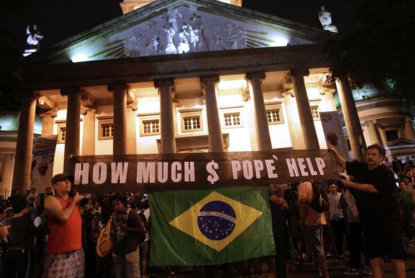 Демонстрация против визита папы Римского Франциска в Бразилию