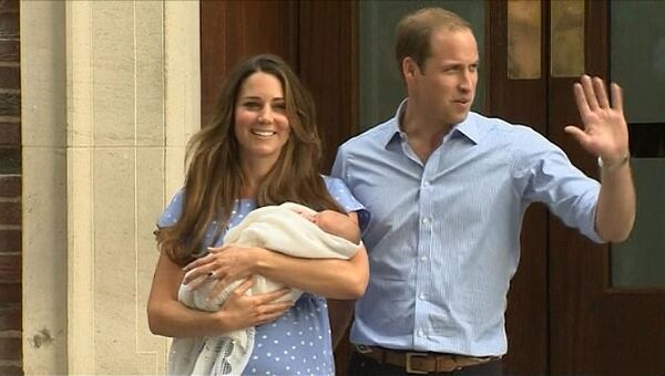 Новорожденного принца на руках у матери британцы встретили аплодисментами