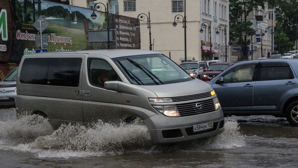 Затопленная дорога в центре Владивостока