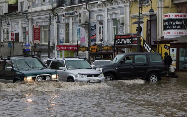 Затопленная дорога в центре Владивостока