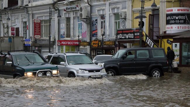 Затопленная дорога в центре Владивостока