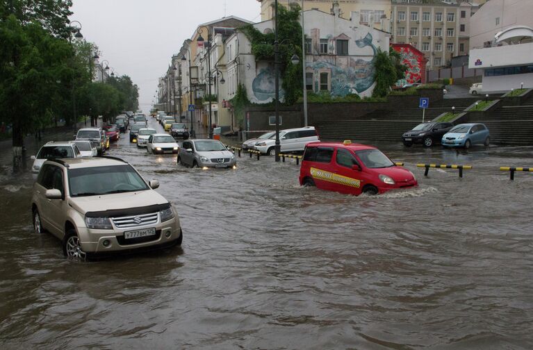 Затопленная дорога в центре Владивостока