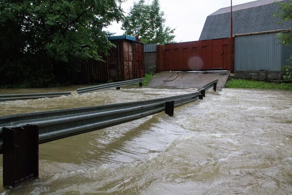 Затопленная дорога в пригороде Владивостока