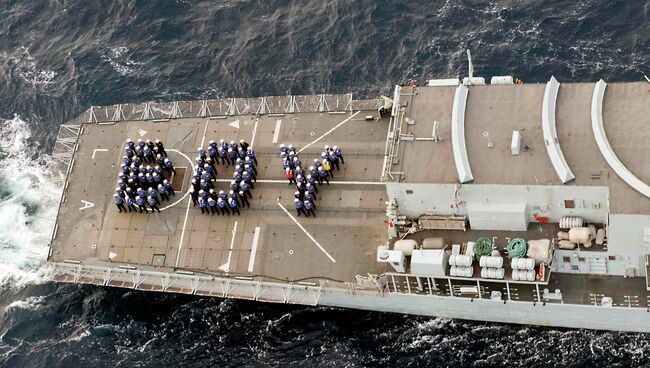 Экипаж британского корабля HMS Lancaster, который находится в Карибском бассейне, также отметил рождение принца