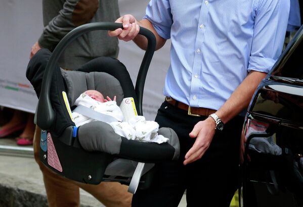Кейт Миддлтон и Принц Уильям показали миру новорожденного первенца