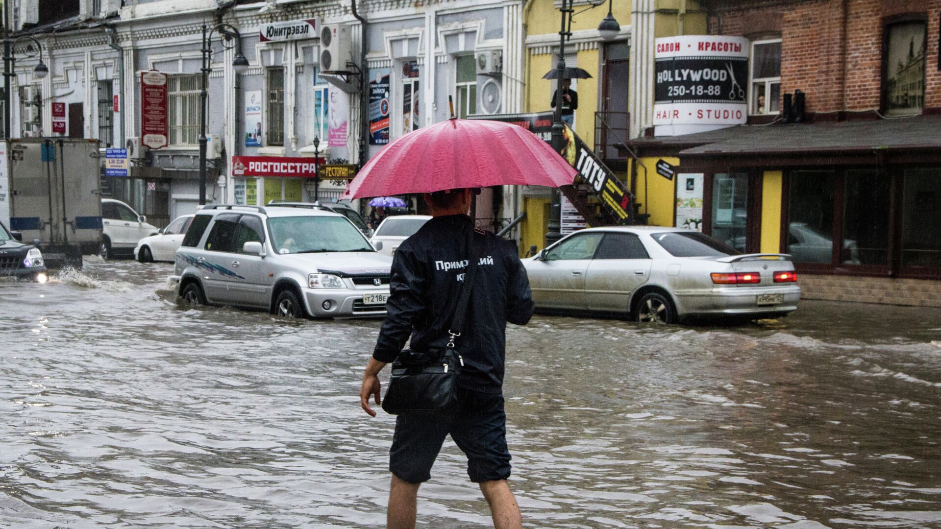 Затопленная дорога в центре Владивостока - РИА Новости, 1920, 22.09.2021