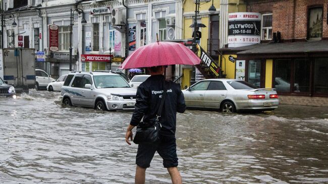 Затопленная дорога в центре Владивостока. Архив.