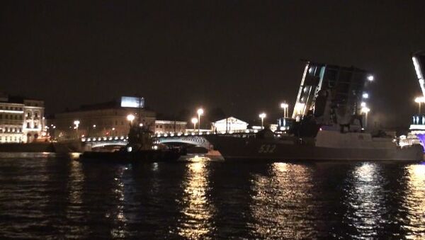 Корабли ночью провели в Неву для участия в Дне ВМФ