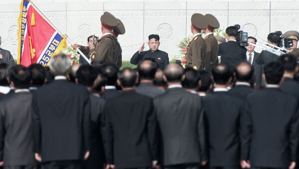 Руководитель КНДР Ким Чен Ын в Пхеньяне на торжественном открытии мемориального кладбища в память о погибших в годы Корейской войны
