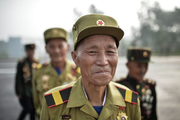 Ветераны Корейской войны в Пхеньяне на торжественном открытии мемориального кладбища