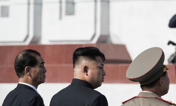 Руководитель КНДР Ким Чен Ын (второй слева) в Пхеньяне