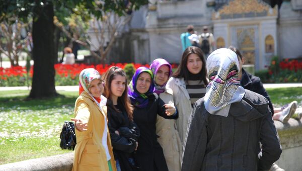 Турецкие женщины на улице Стамбула. Архивное фото