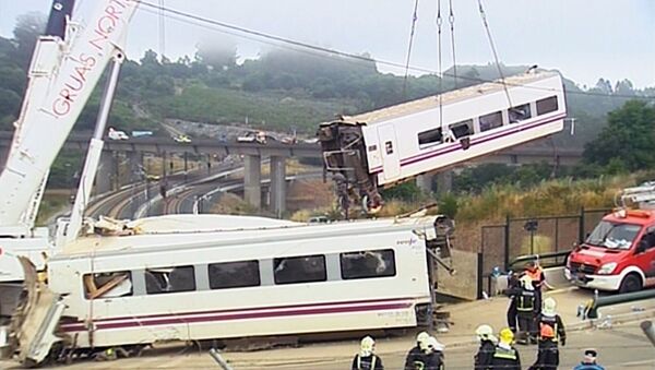 Вагоны потерпевшего крушение в Испании поезда кранами подняли с путей