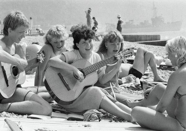 Песни под гитару на пляже лагеря Артек