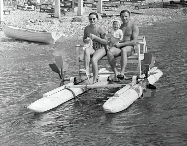 Гагарин с дочкой и с женой Валентиной катается на морском велосипеде