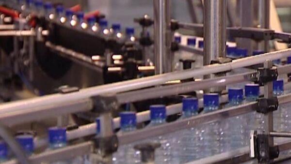 Чистая вода против вредной: что можно найти в пластиковой бутылке