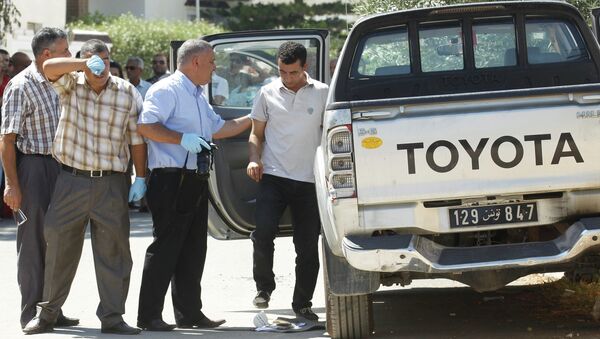 Криминалисты обследуют машину убитого оппозиционера в Тунисе