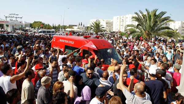 Люди обступили машину с телом убитого Мухаммеда аль-Брахми