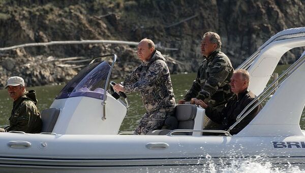 Владимир Путин во время визита на Саяно-Шушенскую ГЭС