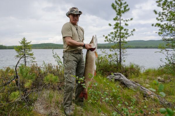 Владимир Путин во время рыбалки в Красноярском крае