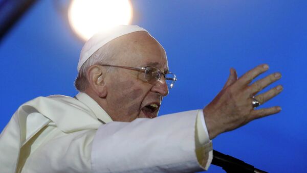 Папа Римский Франциск произносит речь во время церемонии Крестного пути. Архивное фото