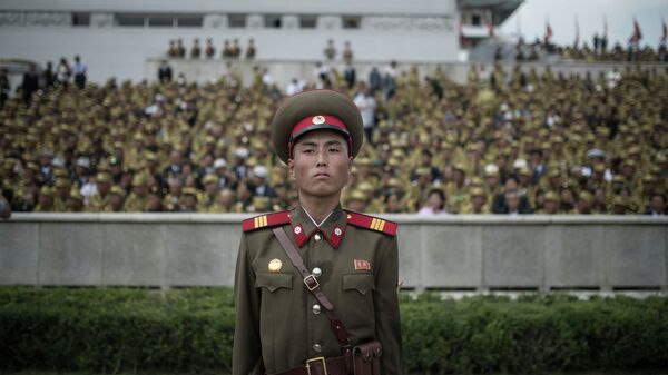 Военнослужащий во время военного парада в КНДР. Архивное фото