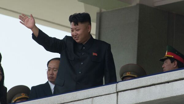 Ким Чен Ын во время военного парада. Архивное фото