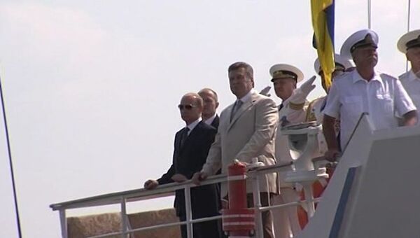 Путин и Янукович на катере осмотрели боевые корабли в Севастополе